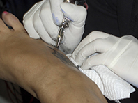  нанесение татуировки может вылиться в инфекции и рак